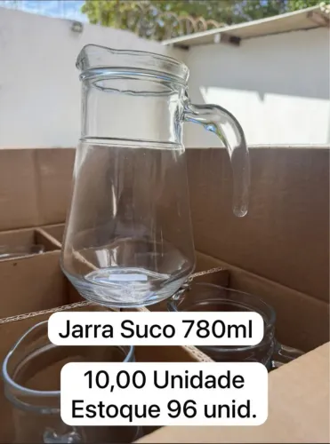Louças: copo long, jarra de suco e pratos