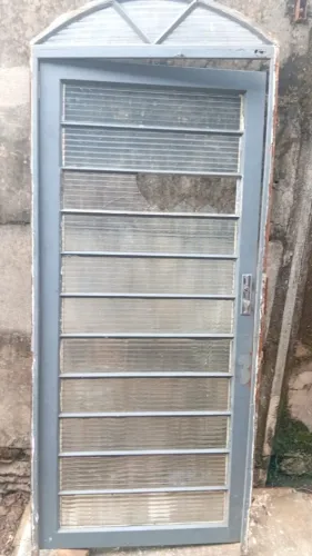 porta de ferro com vidro e fechadura
