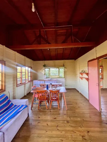 Casa em condomínio com 2 dormitórios + espaço para home office.
