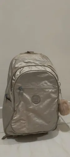 Mochila escolar muito nova . Oportunidade única!!