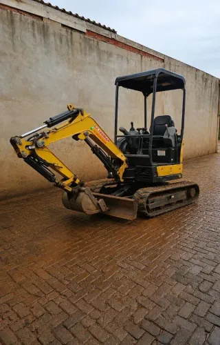 Mini escavadeira Yanmar Vio17 com capota