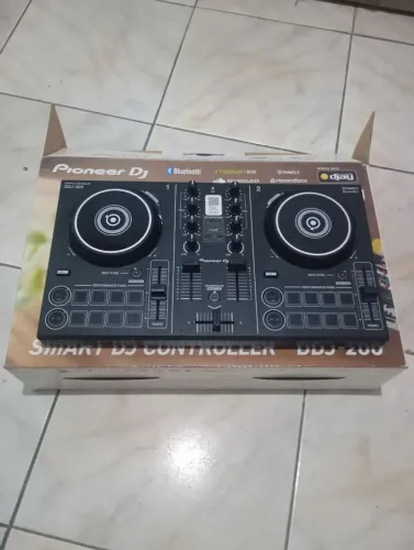 DDJ-200 Semi-nova ainda na caixa em perfeito estado