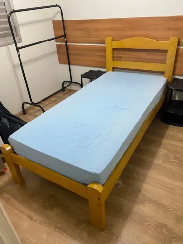 cama de solteiro em madeira com colchão