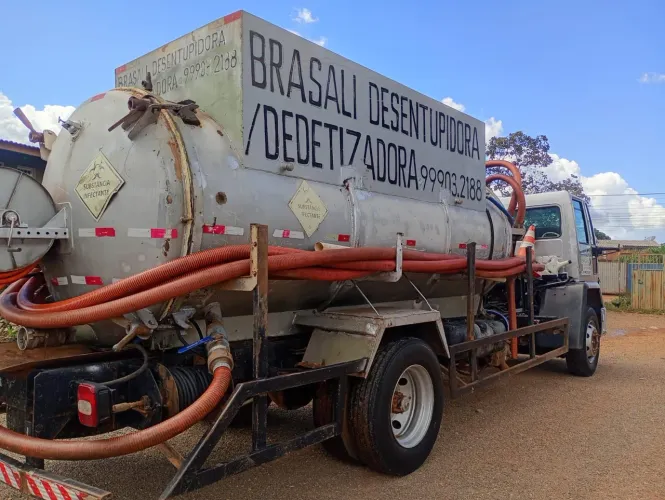 Caminhão combinado limpa fossa e Hidrojateamento 