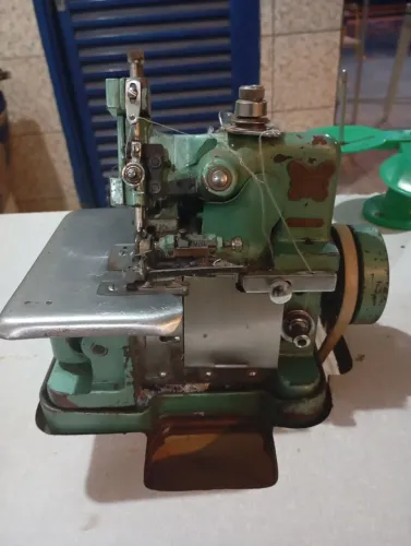 Máquina de costura overloque