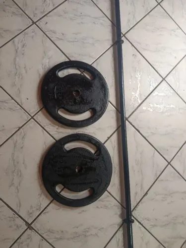 Duas anilhas de 15 kilos e uma barra 