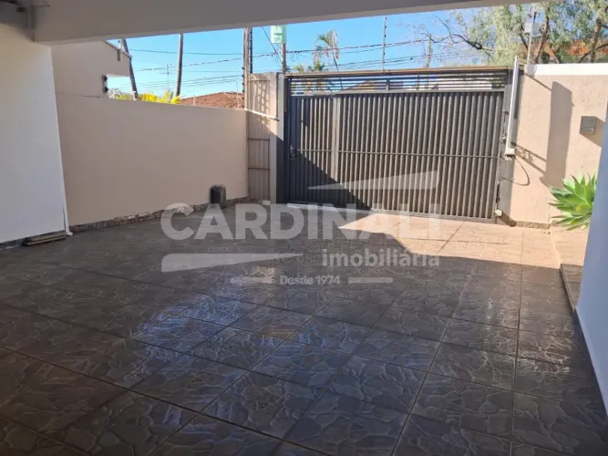 Casa com localização privilegiada, com potencial para residência ou comercial.