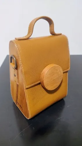 Bolsa Olívia em Couro e Madeira da Estúdio Matulão