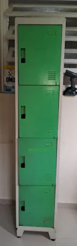 Armário roupeiro 4 portas em aço usado sem fechaduras