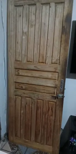 Porta de madeira maciça usada, para sair logo preço imbatível. Para retirada 