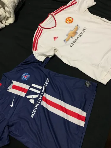 Duas camisas psg e Manchester united tamanho G em perfeito estado 