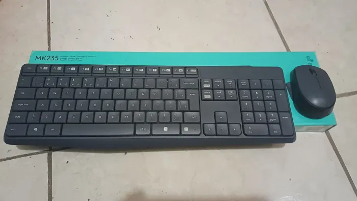 Teclado + Mouse Logitech MK235