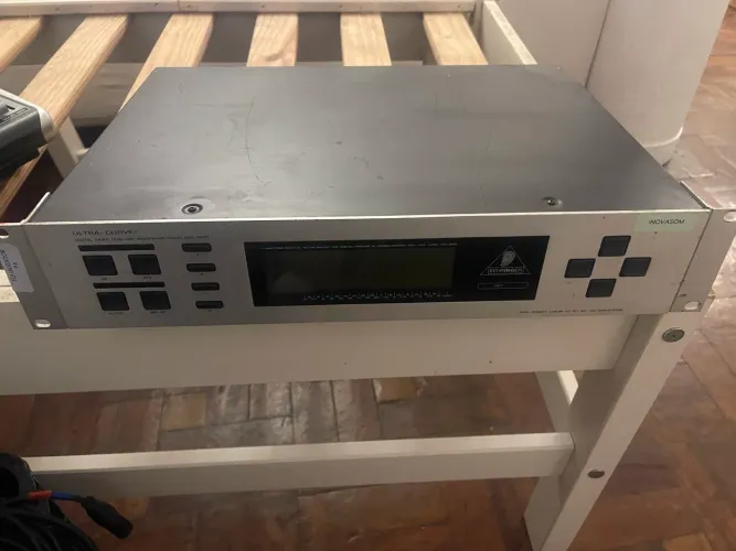 ULTRACURVE 2496 behinger