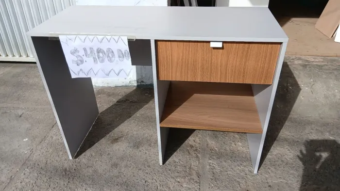 Vende-se escrivaninha