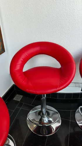 3 Banquetas de couro 