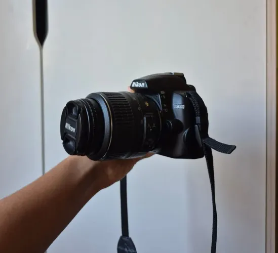 Nikon D3000 + Lente 18-55mm VR