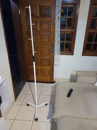 Vendo suporte hospitalar regulável e com rodas.