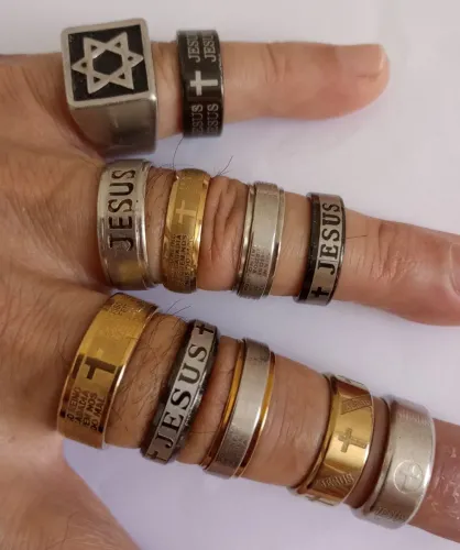 Anéis com temas religiosos