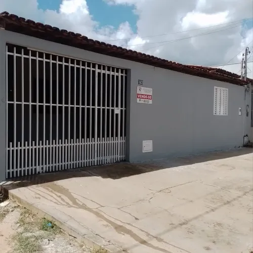 Vende-se uma casa localizada na Avenida Getúlio Vargas de Formosa do Rio Preto-BA