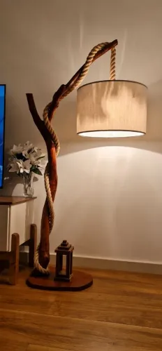 Luminária artesanal exclusiva em madeira natural