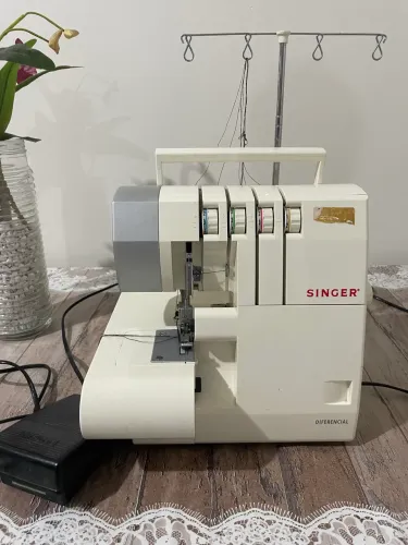 Vendo Máquina de costura Overloque Singer