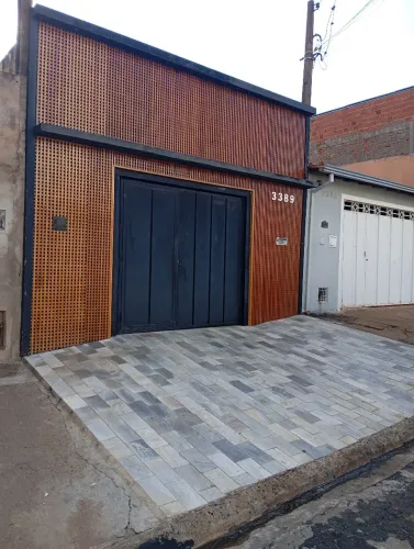 Casa dois quartos sala cozinha 1 banheiro copa ária de serviço garagem com churrasqueira 