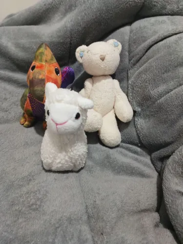 Bichos de pelúcia lhama, dinossauro e ursinho articulado