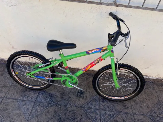 Bicicleta aro 20 infantil hot Wheels com rodas aéreo!!