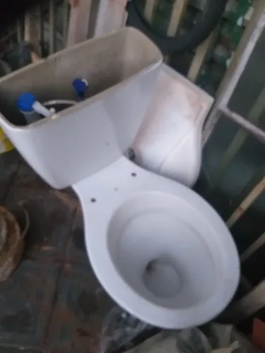 VENDO VASOS E LAVATOROS 1 BRANCO E 2 SALMÃO