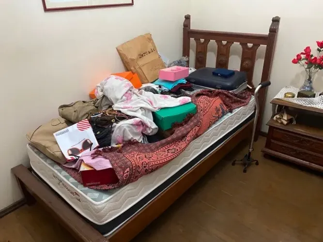 Cama de solteiro em madeira maciça com lindo trabalho
