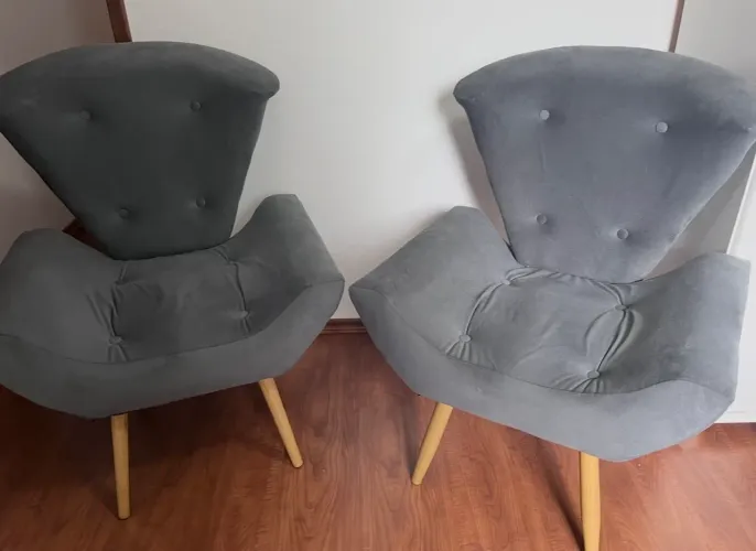 Conjunto Poltronas Cinza Suede - Pés de Madeira