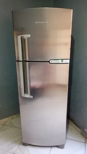 Vendo geladeira Brastemp Frost Free 390 litros funcionando perfeitamente 850 reais.