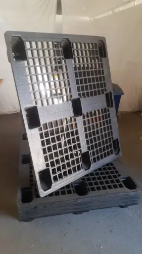 Palete Eco carga. 1,00 c x 1,20 l x 0,15 a. Em plástico reforçado. Perfeitos!