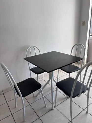 Mesa de granito com 4 cadeiras 