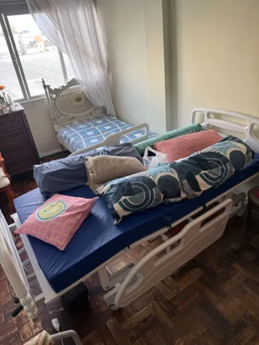 Cama hospitalar conservada com colchão