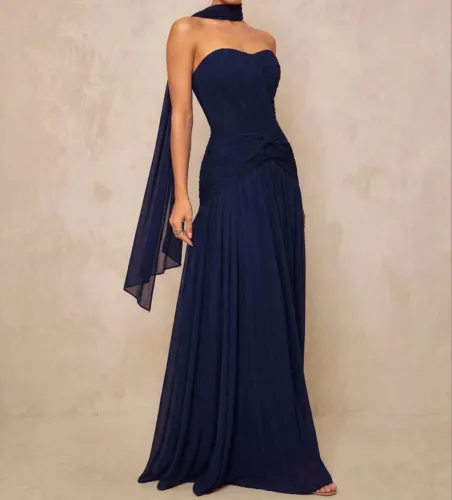 Vestido azul, malha de tricô com alta elasticidade, frente franzida e cintura torcida