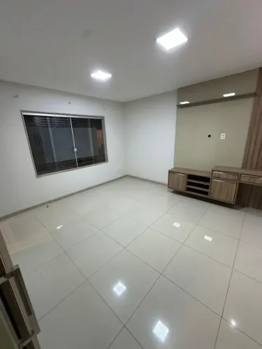 Alugo Casa em condomínio bairro sim 3/4 quartos sendo 1 suite semi planejada