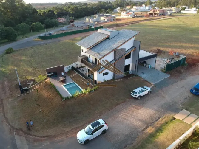 Maravilhosa casa de frente para o lago no Ninho Verde 1, 3 dormitórios e uma bela área de