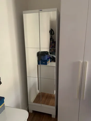 Armário multiuso com espelho