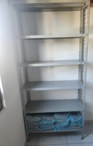 Estante metálica