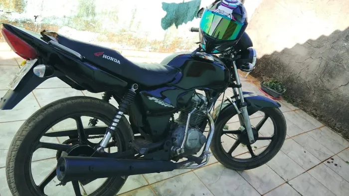 Vendo esta moto em perfeitas condições de uso!