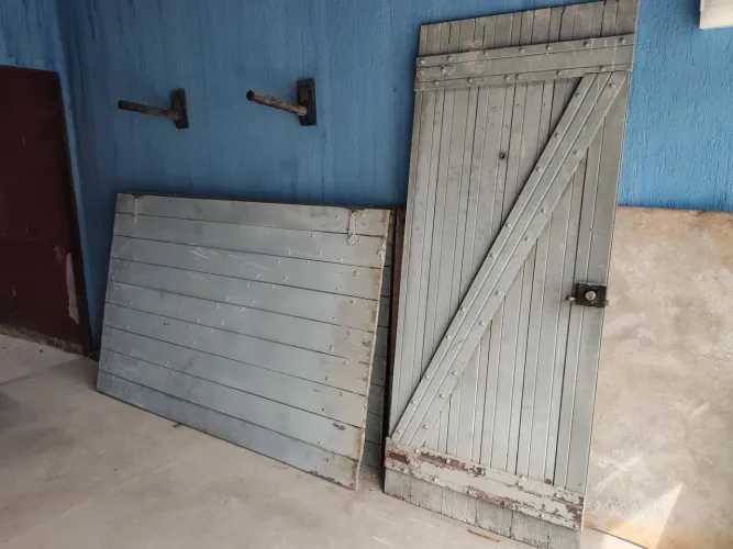 Portão de garagem e social de madeira maciça e reforçados.
