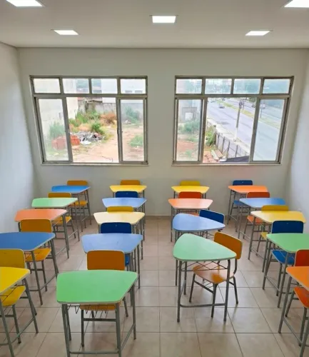 Conjunto de cadeiras em mesas