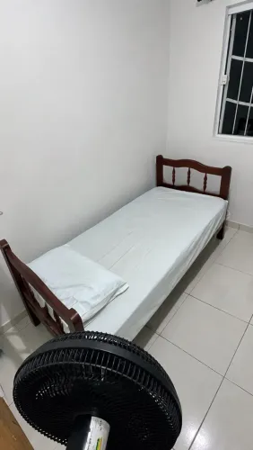 Cama de solteiro com colchão, único dono. Bem conservada, com pequenas marcas de uso.