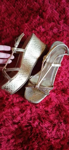 Tamanco Plataforma Dourado Com Strass.