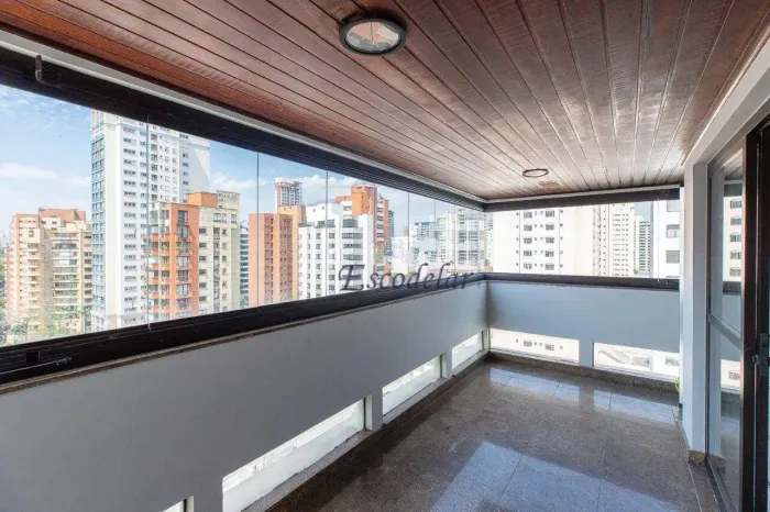 Apartamento com 3 suítes 4 vagas em ótima localização de Moema Pássaros- São Paulo/SP
