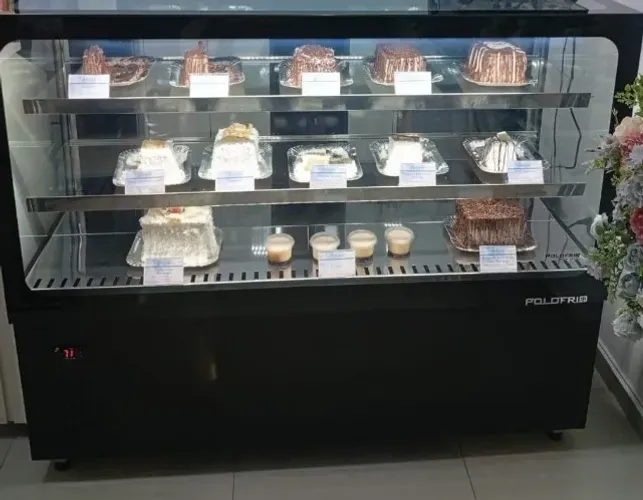 Vitrine Expositora Polofrio Linha Gourmet 1,44m - Cor Preta (220V)
