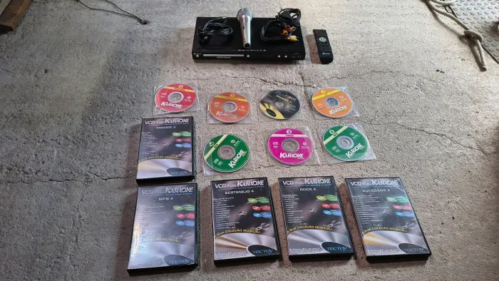 Karaoke Tectoy com DVDs e 1 microfone 