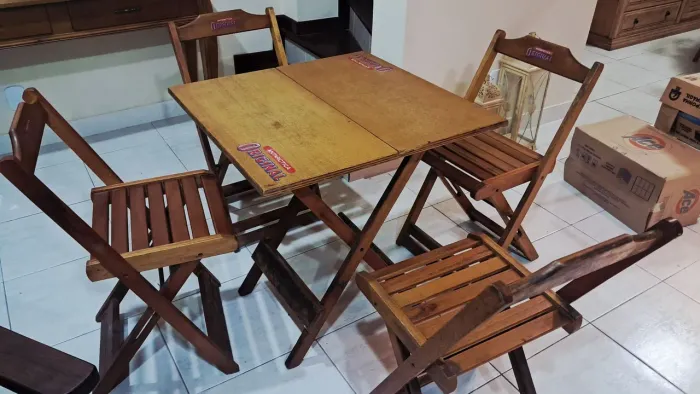 Conjunto de mesa de madeira e cadeiras