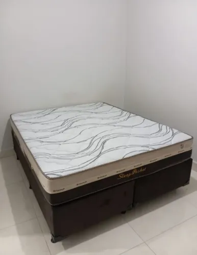 Cama Queen. Box e colchão 